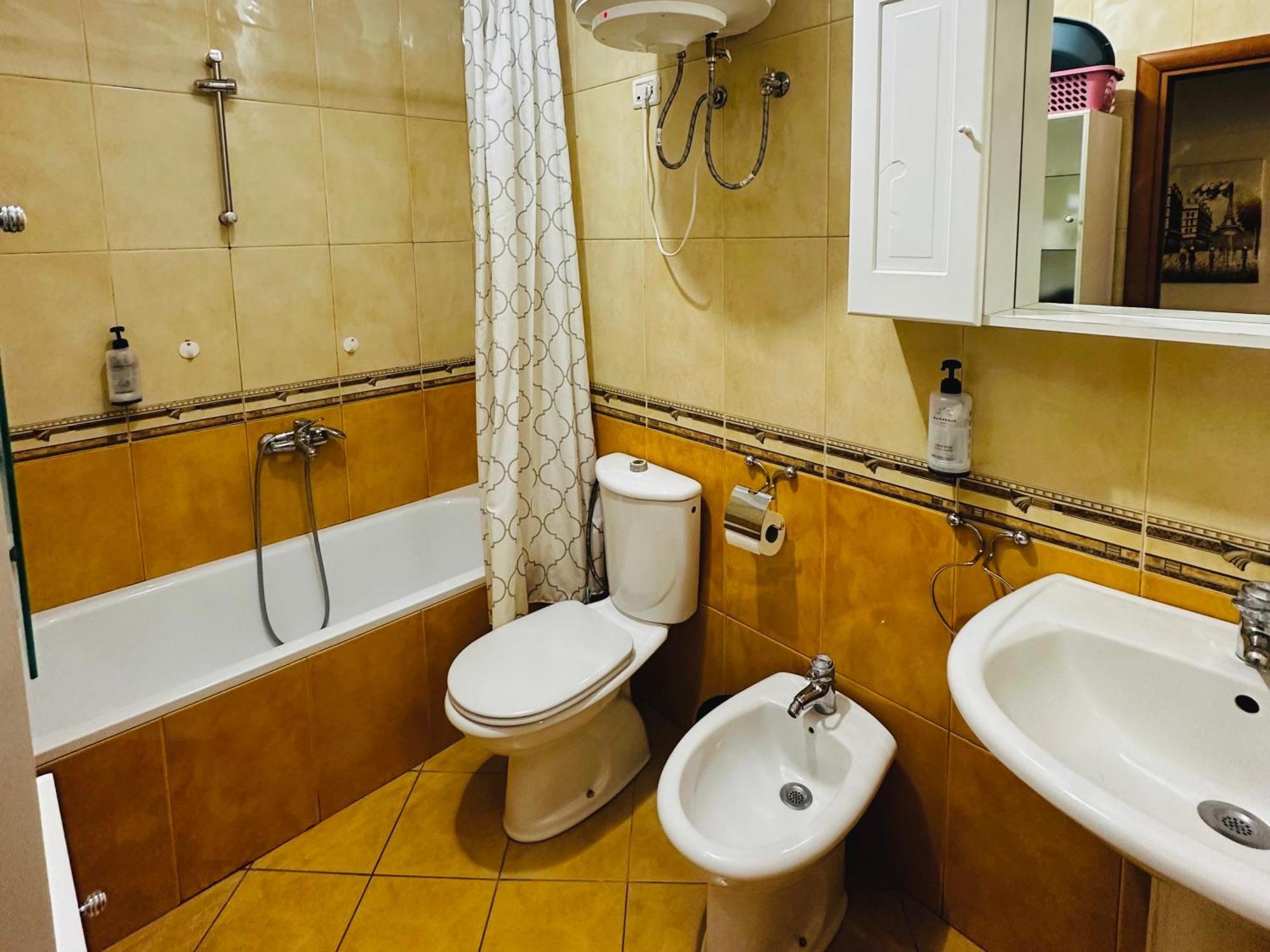 Apartament Quiet & Spacious Center - 4 Min Walk Tirana