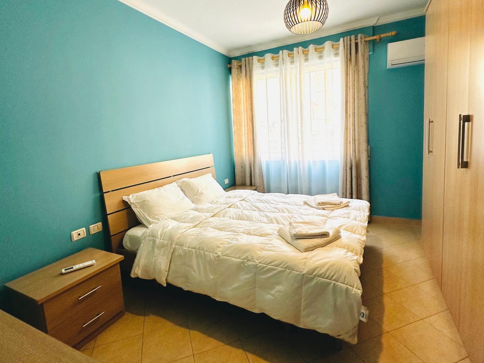 Quiet & Spacious Center - 4 Min Walk Apartament