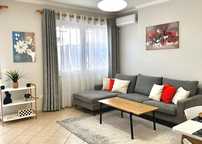 Quiet & Spacious City Center Apartment - 4 Min Walk
