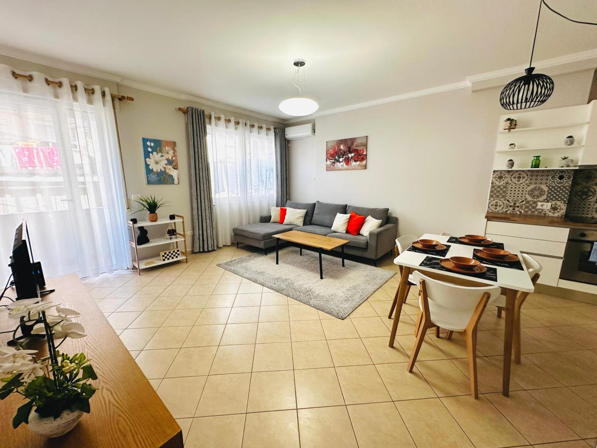 Quiet & Spacious Center - 4 Min Walk Apartamento Tirana
