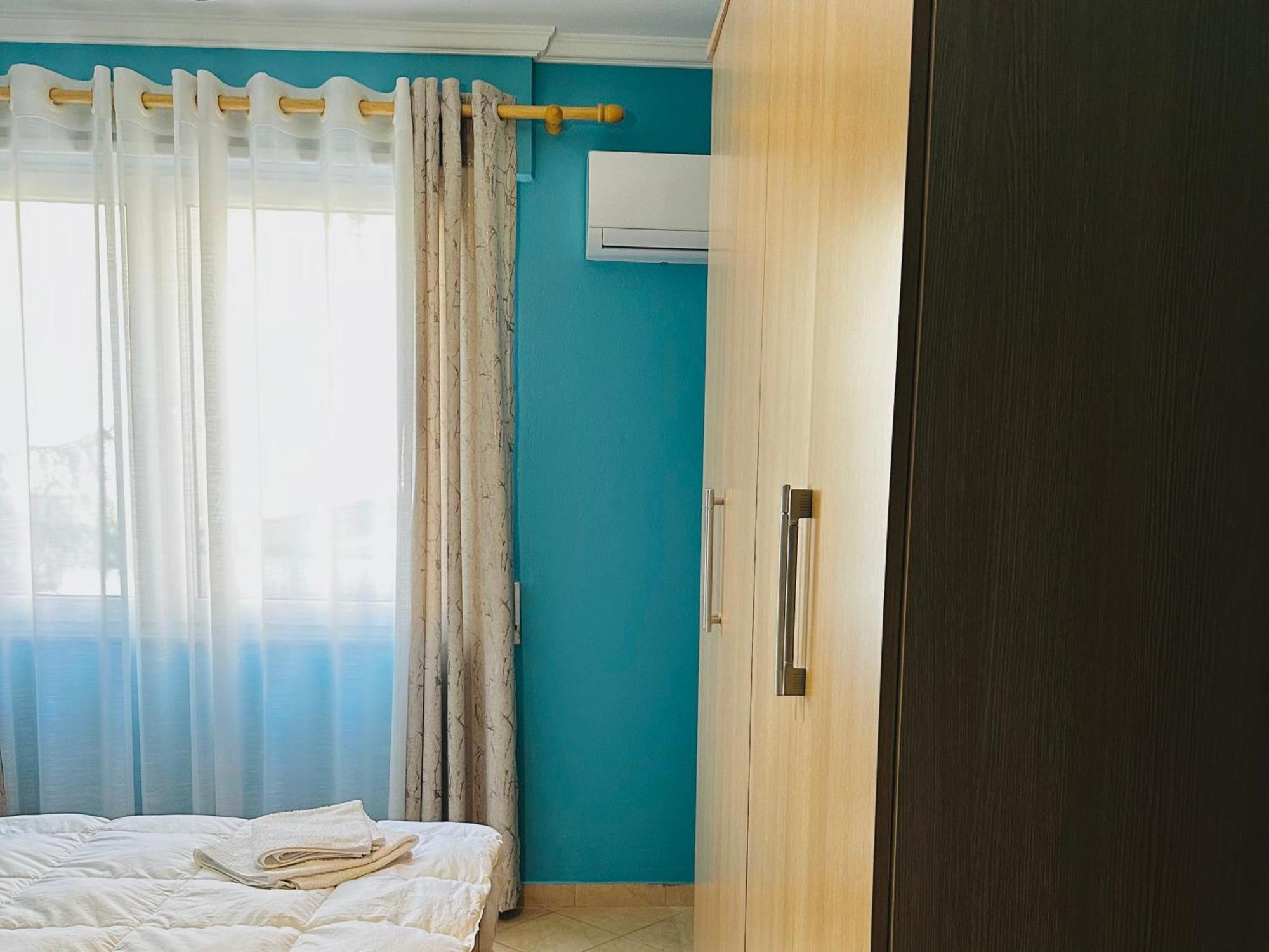 Quiet & Spacious Center - 4 Min Walk