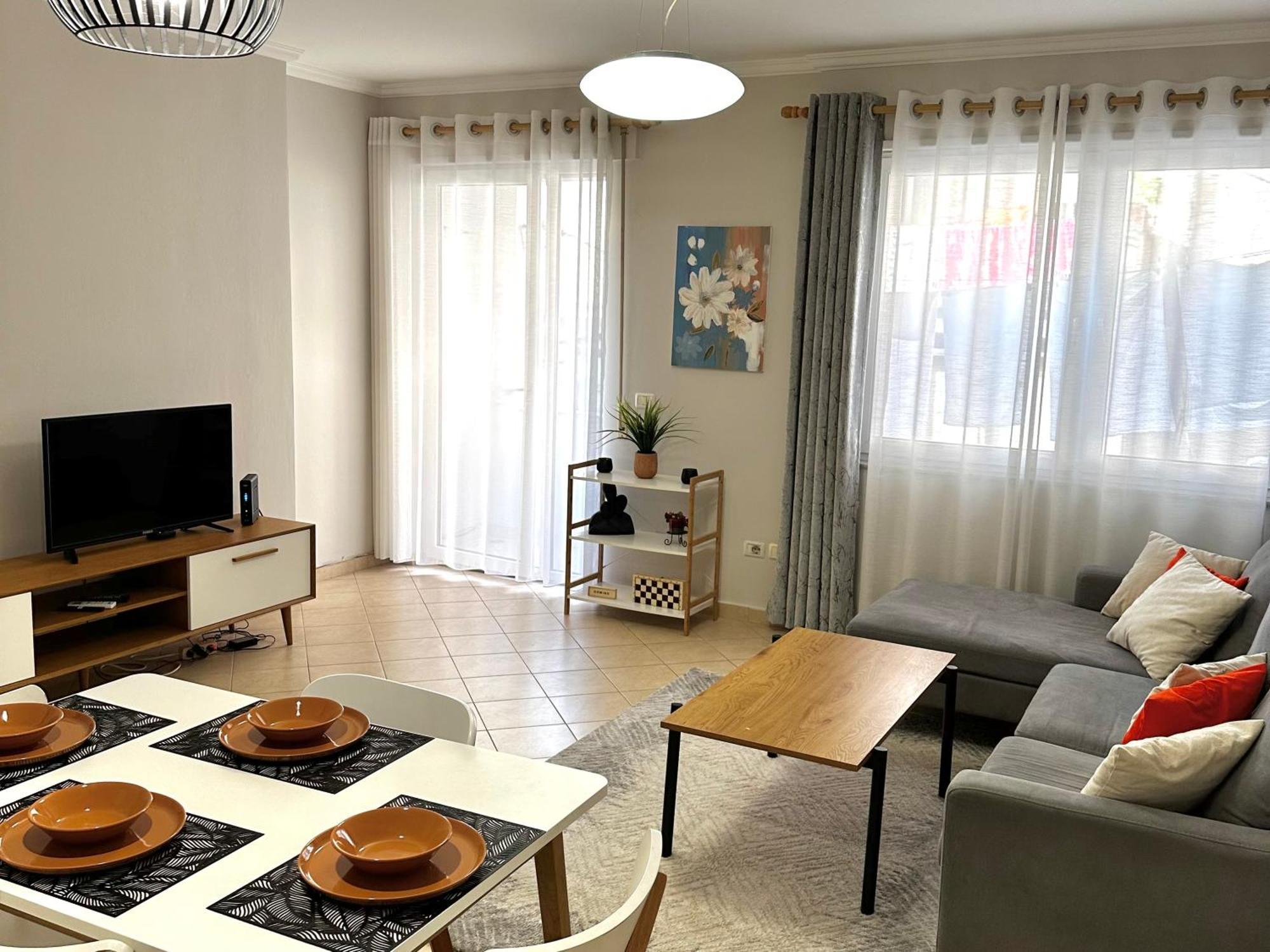 Quiet & Spacious Center - 4 Min Walk Leilighet Tiranë